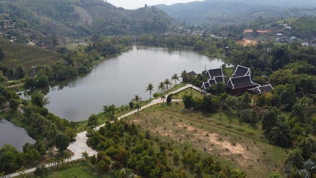 ขายบ้านทรงไทยพร้อมที่ดิน และบึงขนาดใหญ่ ภูมิทัศน์สวยงามหายากแล้ว