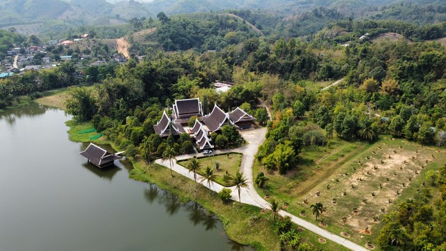 ขายบ้านทรงไทยพร้อมที่ดิน และบึงขนาดใหญ่ ภูมิทัศน์สวยงามหายากแล้ว